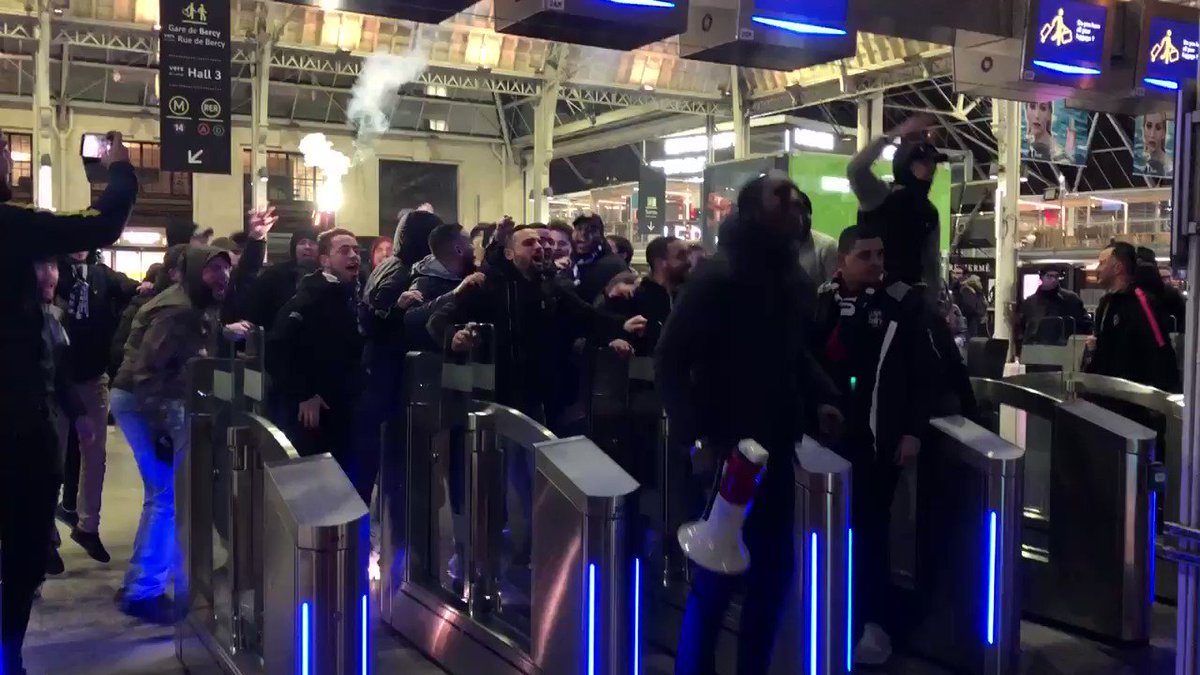 Malgré la défaite à Lyon, les supporters sont présents pour accueillir leurs joueuses Gare de Lyon @PSG_Feminines