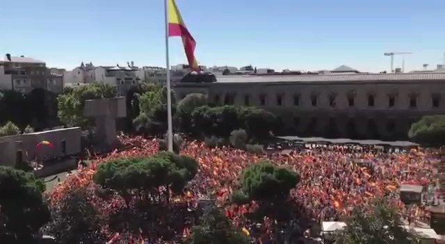 Esto es lo que escuece a los separatistas y a la extrema izquierda traidora y acomplejada, cientos de miles de españoles orgullosos defensores de su país.. queremos democracia, queremos elecciones, queremos justicia para los golpistas!! #UnidosPorEspaña #YoNoVoyConFascistas
