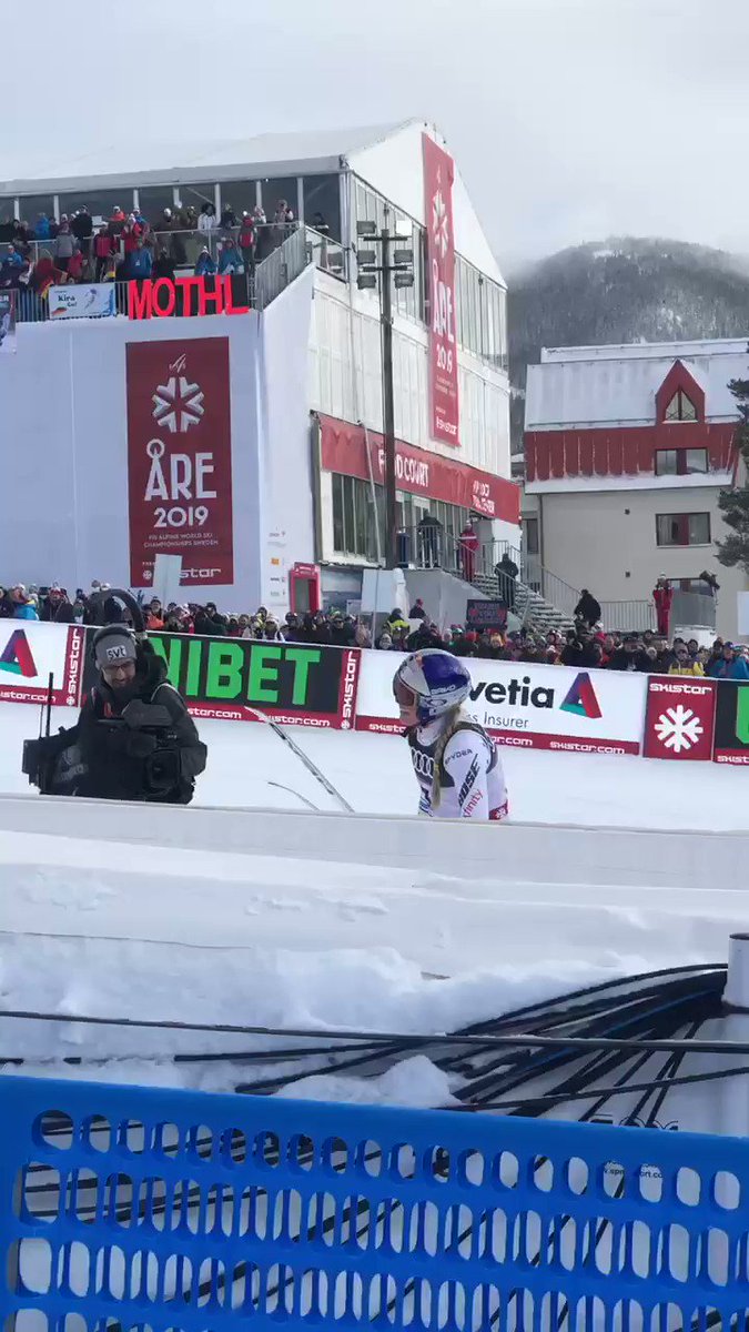 .@lindseyvonn greeted by legend Ingemar Stenmark 🇸🇪 in the finish area with flowers. 💐 Two legends unite!! @Are2019 #are2019