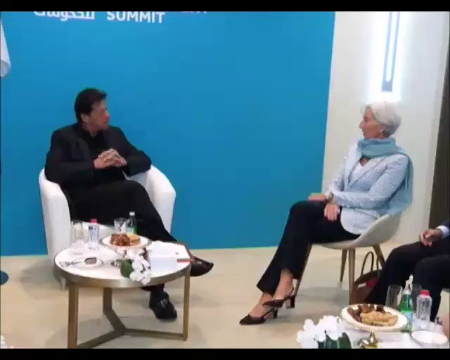 کل تک جو عمران خان کنٹینر پر کھڑا ہو کر کہتا تھا کہ IMF سے قرضہ لینے کی بجائے خودکشی کرلوں گا
آج وہی عمران خان IMF کی سربراہ سے کہہ رہا ہے اگر آپ نے قرضہ نہ دیا تو میں خود کشی کر لوں گا
(میرے پاکستانیوں یہ ہے اصل تبدیلی)