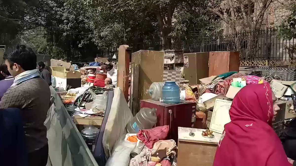 मिंटो रोड पर सिविक सेंटर के सामने DUSIB की तोड़फोड़. पीड़ितों के मुताबिक उन्हें नहीं दी कोई पूर्व सूचना. CM @ArvindKejriwal कहते रहे हैं कि 'विकास के नाम पर घर नहीं टूटने दूंगा, पहले घर मुहैया कराएंगे'. तस्वीरों में घर का सामान सड़क पर है. अधिकारियों के मुताबिक 4 घर तोड़े. – at Mcd Civic Centre, New Delhi