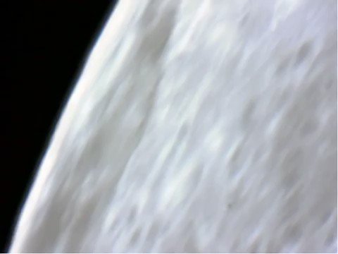 ¿Alguna vez habías visto a Saturno alzándose sobre el horizonte de la Luna? Con un telescopio es posible verlo, tal y como lo grabó Jan Koet (un astrónomo aficionado) el 22 de mayo de 2007.