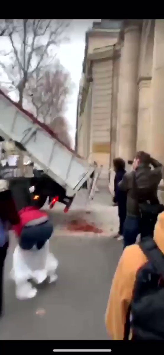 Paris - Des boues rouges déversées devant le ministère de l'écologie provenant des rejets de l'usine Altéo de Gardanne (proche Marseille)
Le message: « Que le gouvernement prennent les mesures nécessaire pour stopper ces pollutions et protéger les citoyens qui y sont exposés. »