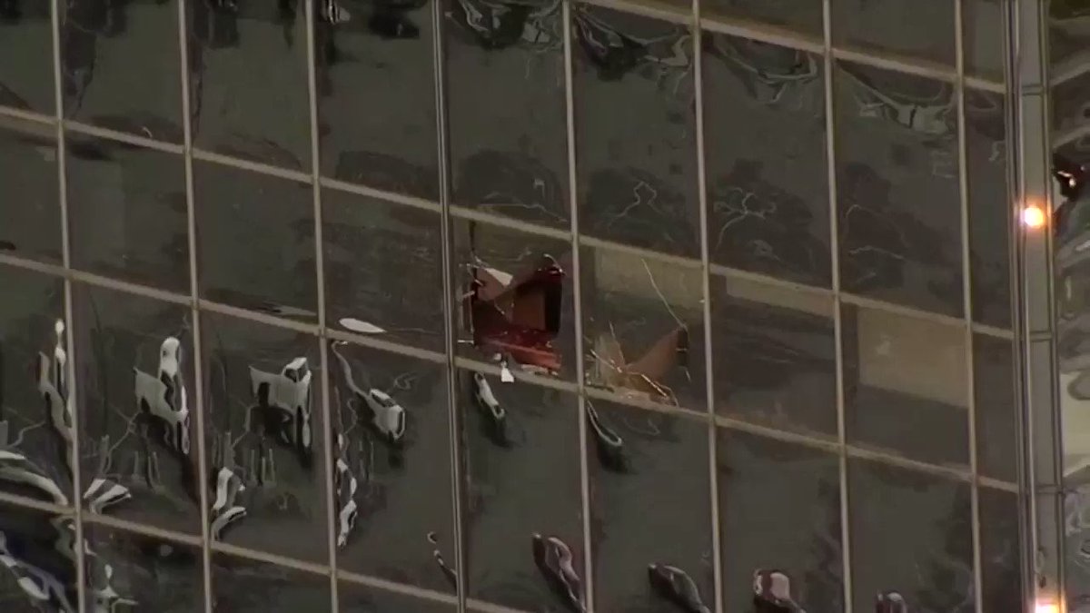 BREAKING: Broken skyscraper window sends glass flying in downtown Fort Worth; Commerce St. closed http://on.nbcdfw.com/Hiii9Jf