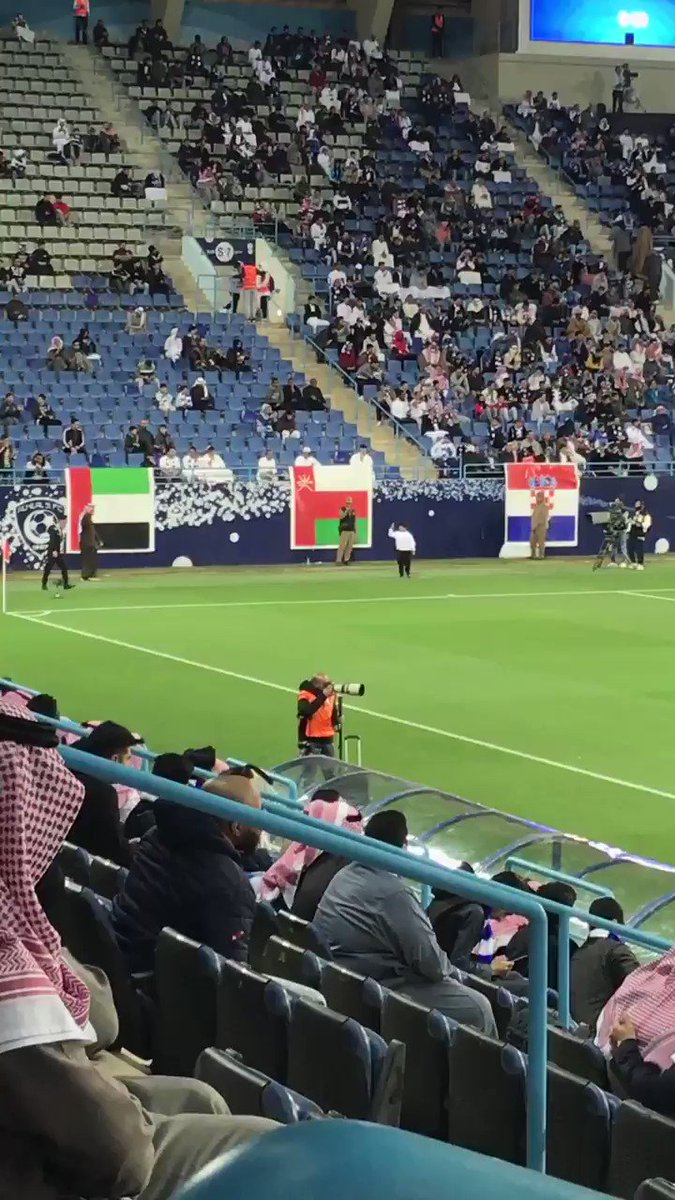 طفل من متلازمة داون دخل الى الملعب ورفض الخروج منه؛ جاني فضول كيف بيتعاملون معاه؟ بيسحبونه بالغصب؟ بيشيلونه؟ بيسمع لهم ويمشي؟
قررت اصور وانبسطت من اللي صار.. شكراً للاعبين جميعاً ولكل من اسعد هذا الطفل واسعدنا معه وبالاخير طلع مبسوط💙