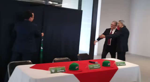 Javier Salinas, presidente de la @LigaMexBeis, presenta la franela con la que jugará la Selección Mexicana de Beisbol.
📹 S. Santos