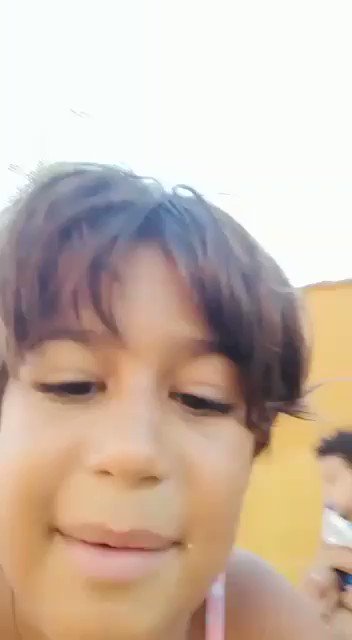Minha sobrinha botando o rosto no lugar errado KKKKKKK 😂🤦🏽♀️.