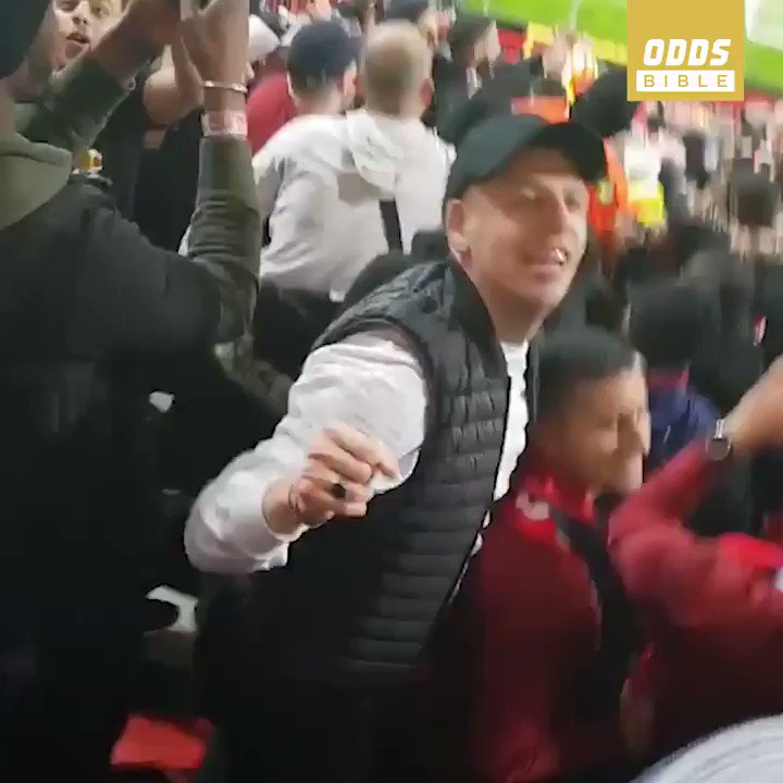 PSG fans lifting up a steward during celebrations at Old Trafford 😂😂
🎥 @S_LeKsaa