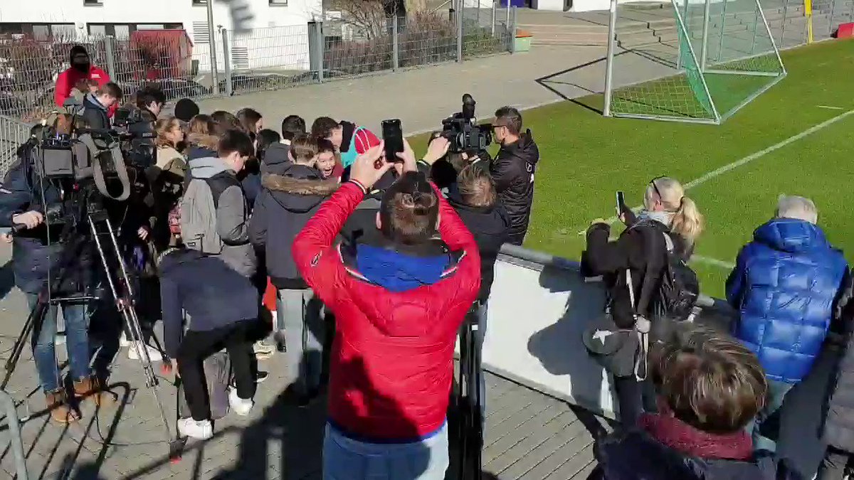 Merci, @BenPavard28! Eine Schulklasse aus Frankreich ist beim Training und freut sich über Fotos mit dem Weltmeister. #VfB