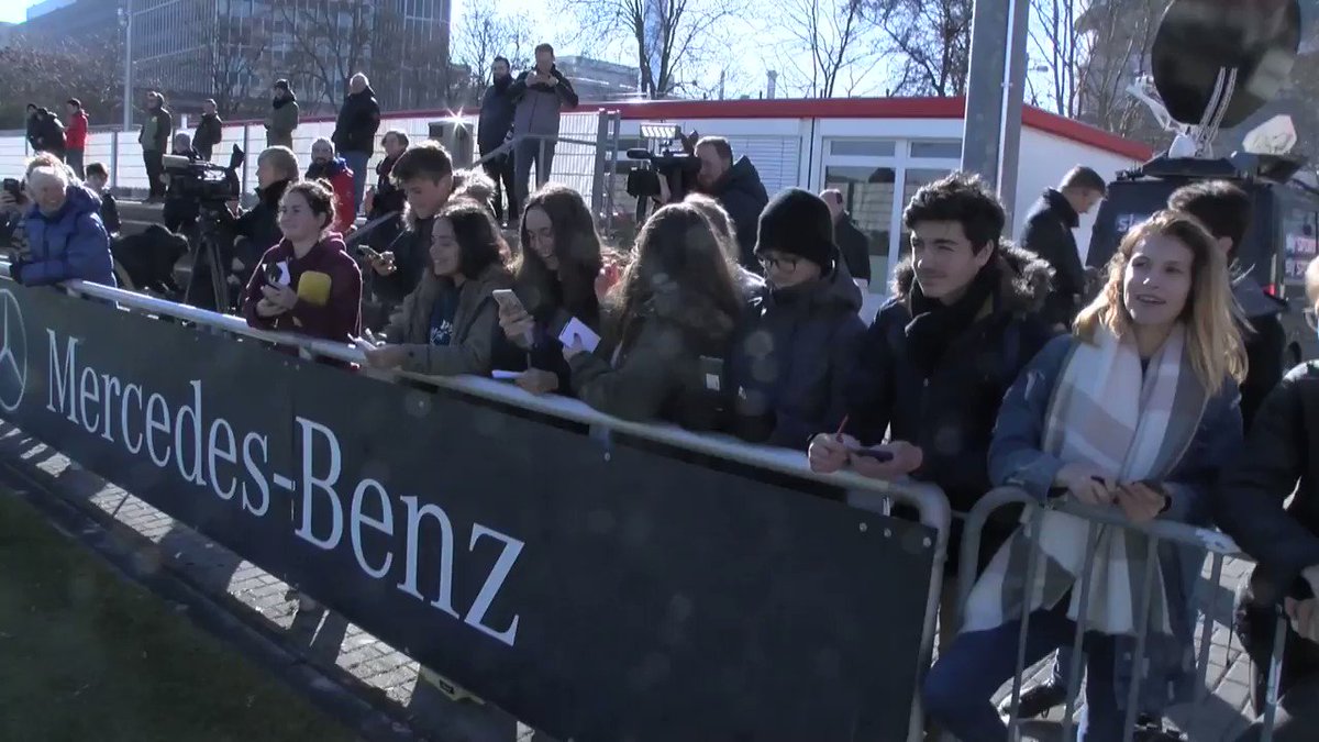 🇫🇷 Bei der öffentlichen Einheit an diesem Mittwoch war auch eine Schulklasse aus Frankreich am Trainingsplatz, um ihren französischen Landsmann und Weltmeister zu sehen. Nach der Einheit schrieb @BenPavard28 Autogramme und stand für Fotos parat. 😀✍️ #VfB
