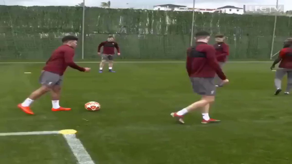 Xavi Hernández: "El rondo no es un capricho: pierna izquierda, derecha, mirar, espacios libres, salir de la presión; pensar que cuando te presiona uno, tienes que jugar con el que el rival ha dejado libre. El rondo es bestial". Video vía: @VarskySports