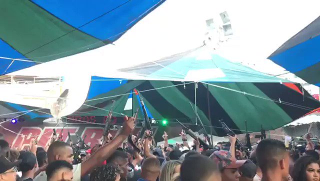 Quando a chuva parou no baile da Gaivota (RJ), todos fecharam os guarda-chuvas. Viu isso, @GloboNews?