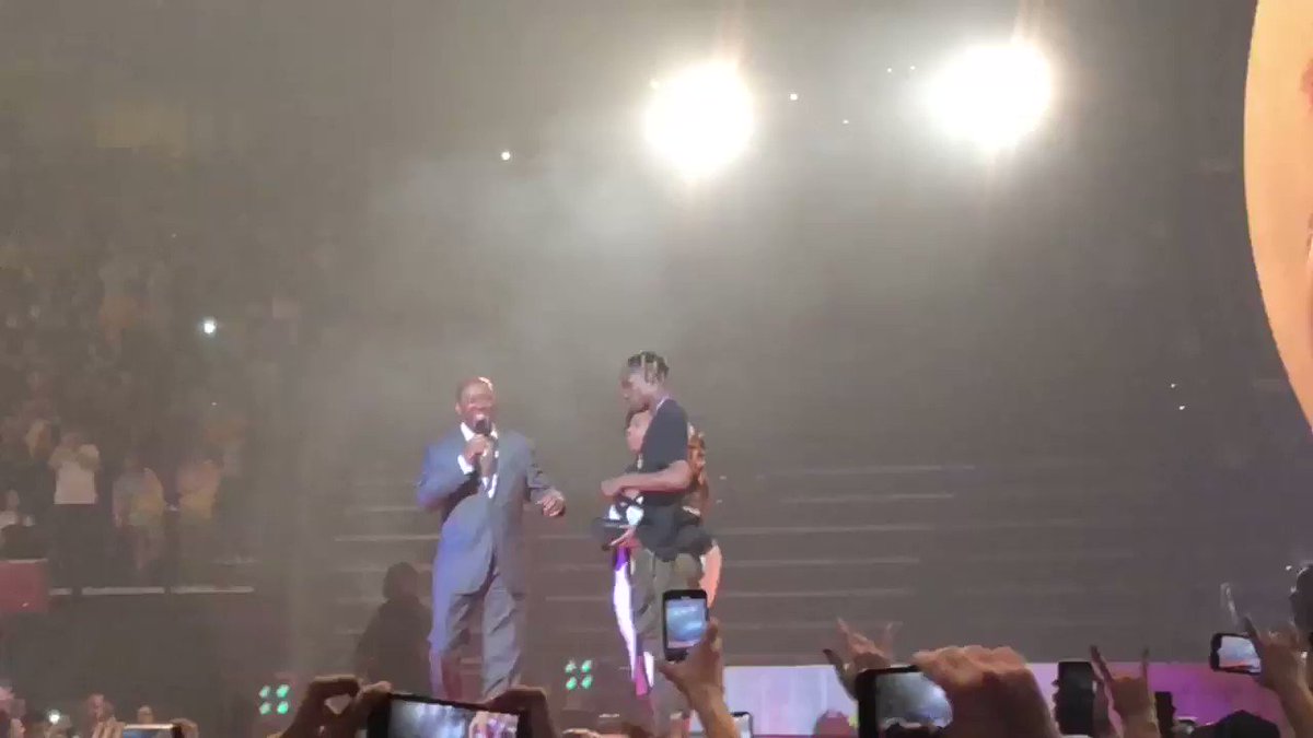 “Because of him, we want to bring another amusement park back to Houston.”
Mayor @SylvesterTurner gives a key to the city to @trvisXX!