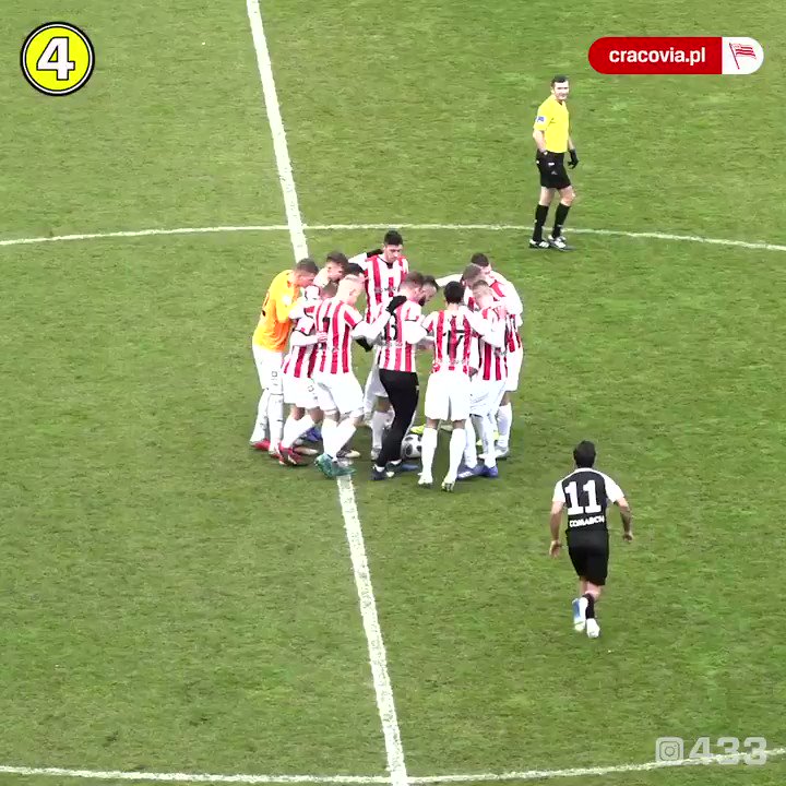 This happened in the Polish League, the weirdest thing I have ever seen in my entire life on a football pitch. What is going here 😳
