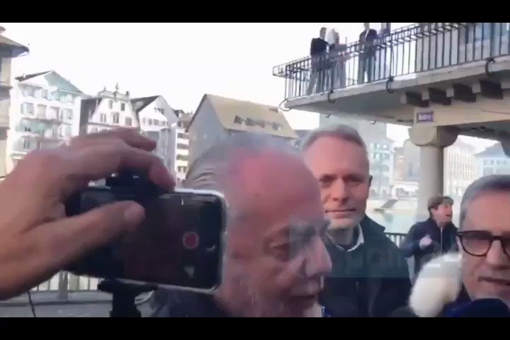 Guardate la faccia di #DeLaurentiis 😂😂😂
Grandi gobbi ❤