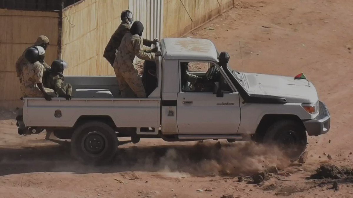 على مدى الشهرين الماضيين، بدأت صور مؤلمة تخرج من #السودان.
صور من هذا القبيل.
من أعضاء فرق الضرب هذه؟ أين يأخذون الناس؟ وماذا يحدث للأشخاص الذين يستهدفونهم؟
فريق #BBCAfricaEye يحقق في ...
#تسقط_بس #مدن_السودان_تنتفض #SudanUprising