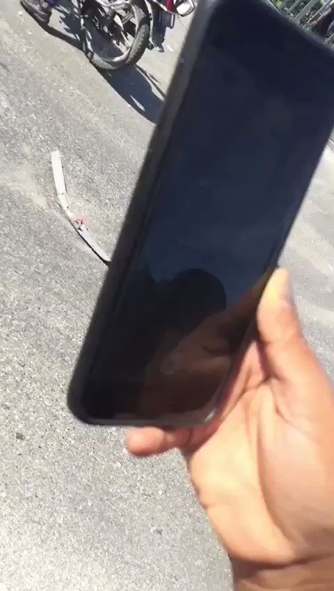 El pueblo haitiano lleva 5 días protestando contra el dictador que apoya a Guaidó en Venezuela, Jovenel Moise. En 5 dias, las fuerzas represivas de este criminal han asesinado a 52 haitianos y han dejado 247 heridos. Asi se ven las calles de Puerto Principe, llenas de cadaveres.