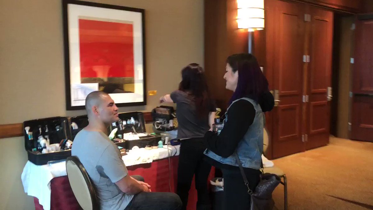 La raza se une en #UFCPhoenix 🇲🇽
@cainmma y @cyn_calvillo se saludan por primera vez antes de la batalla este DOMINGO‼️