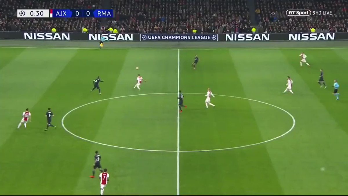 Je trouve qu’on a pas assez parlé du pressing stratosphérique de l’Ajax hier soir face au Real Madrid, qui a perdu 73 ballons rien qu’en première mi-temps ! Petite compilation de ce gros pressing de la part des Néerlandais. Un pur régal 😍