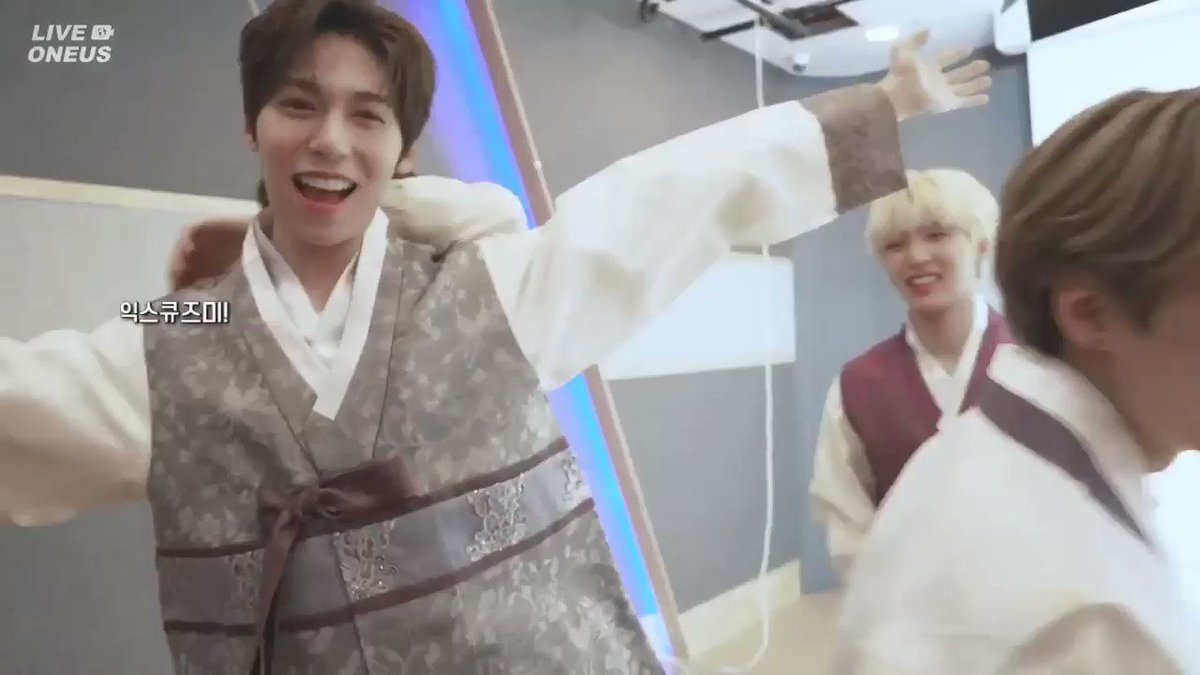 ONEUS jugando a cantar y bailar #Ring_Ring_Ring de nuestros niños VERIVERY
#ONEUS #베리베리 #VERIVERY @by_verivery @official_ONEUS