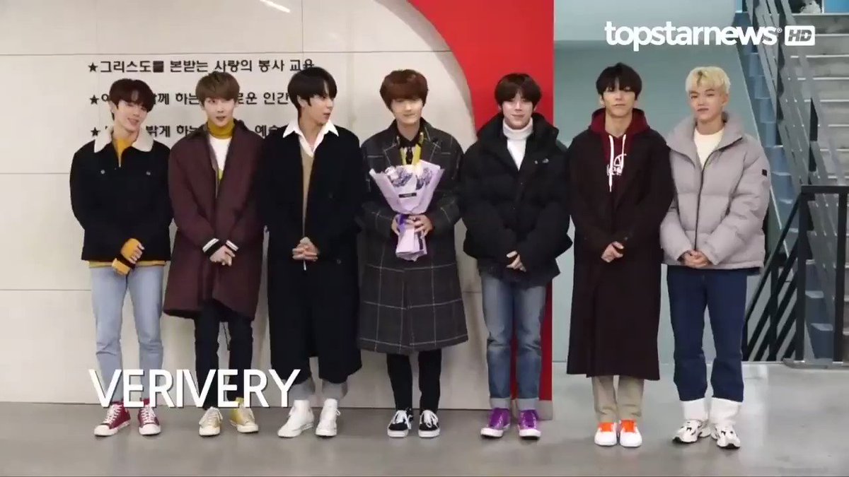 Yongseung en su graduación de High School SOPA junto a los miembros de VERIVERY
Fuente TOPSTARNEWS
#베리베리 #VERIVERY @by_verivery #Yongseung #Congratulations
