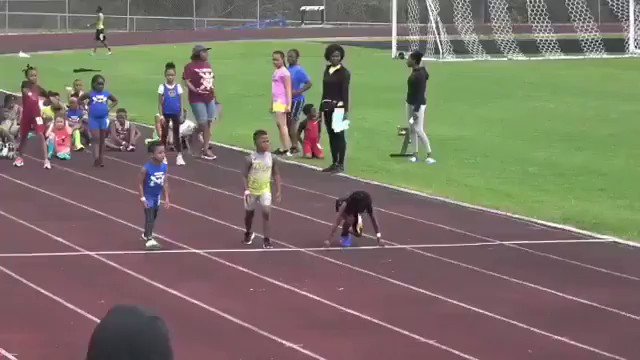 Le jeune américain Rudolph Ingram fait sensation ces derniers jours sur les réseaux sociaux. La raison ? Il court le 100m en 13"48 à seulement 7 ans 🔥 #athlétisme