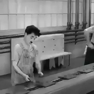 Charlie Chaplin Sanayi Devrimi sonrası insanın makineleşmesini iğneleyici bir üslupla anlatıyor.
-Modern Times, 1936