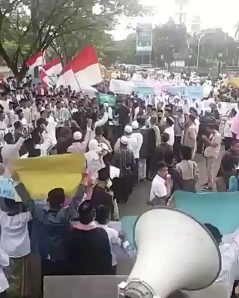 Aksi damai bela Kyai aksi damai bela Mbah Moen hari ini di Bogor yg di ikuti sejumlah santri dan Kyai dr Bogor dan Kabupaten Bogor. Susah amet sih nyinyir gemblung ini utk minta maaf.