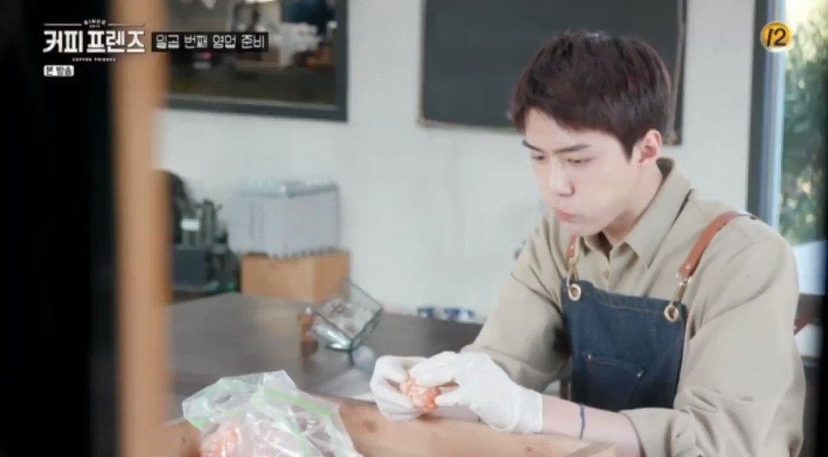 เซฮุนไม่เคยทำงานพาร์ทไทม์เลยเพราะต้องมาเป็นเด็กฝึกตั้งแต่อายุยังน้อย นั่นสิเนอะตอน SM มาวิ่งไล่ตามตอนยืนกินต็อกโบกกีนี่เพิ่งอายุเท่าไหร่เอง 😭😭😭 #오세훈_커피프렌즈 #CoffeeWithSehun
