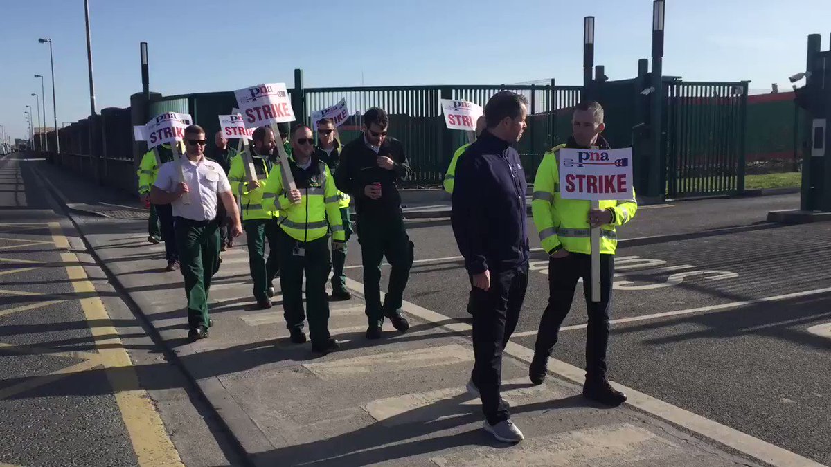 Breis 'is 500 paraimhíochaineoir ar baill iad de Chumann Ionadaíocta na Seirbhíse Otharcharr ar stailc ar fud na tíre inniu féachaint le aitheantas ceardchumann a fháil. @NuachtTG4 @NuachtTG4 @rtenews #nasra #pna