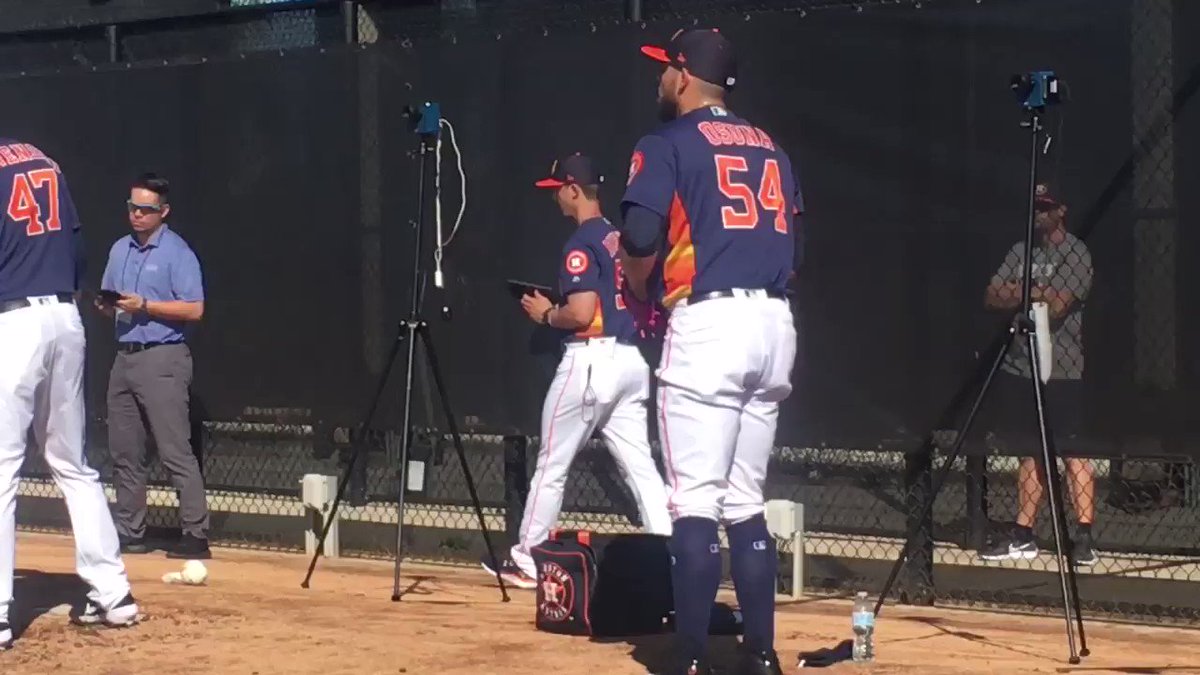 .@RobertoOsuna1: "I told my mom I was going to wear a pink glove to honor her. She's everything to me. When I was a little kid my mom was always throwing baseballs to me." #Astros