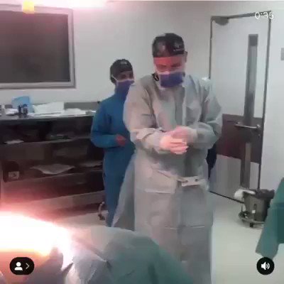 Cuando el cirujano antes de la operación se relaja escuchando a Anuel