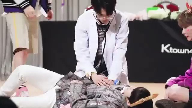 A esto va VERIVERY a un fansign a jugar...
ㅋㅋㅋ jugando al doctor Minchan y Dongheon. El paciente necesitaba respiración de boca a boca O:
#베리베리 #VERIVERY @by_verivery