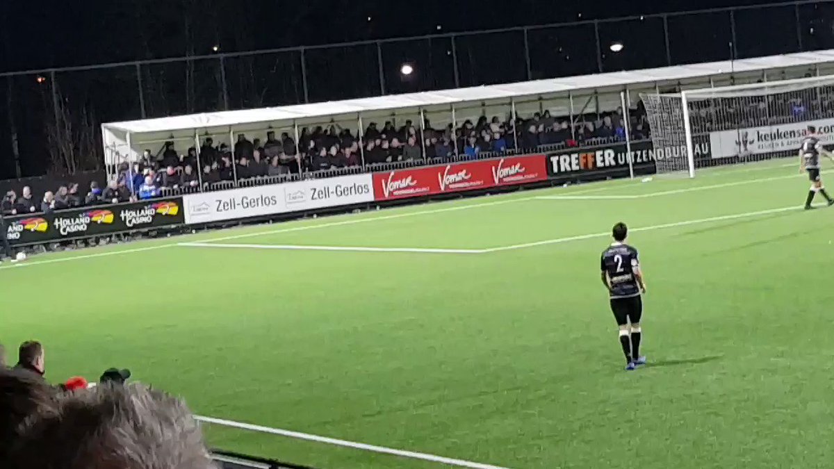 De supporters uit Den Bosch zorgen hier voor nog wat sfeer. @mijnfcdenbosch start uiterst moeizaam aan de wedstrijd. #jazdbo