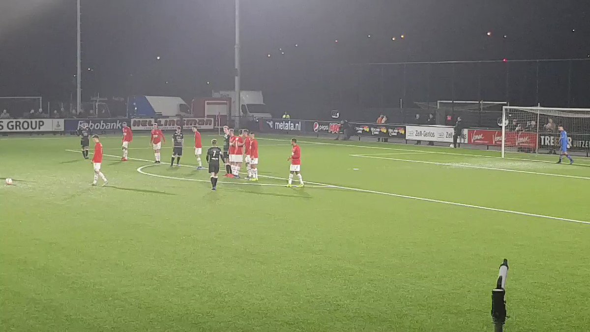 Vijf minuten voor de rust krijgt @mijnfcdenbosch deze vrije trap er ook niet in. De ploeg speelt nog altijd pover maar heeft wel de overhand. #jazdbo