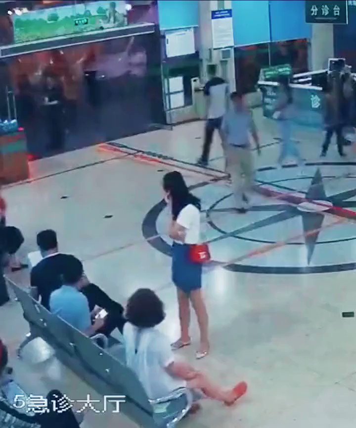 The Internet is applauding a brave man who stepped forward to tackle a knife-wielding attacker at a hospital in Deyang, Sichuan Province #EverydayHero