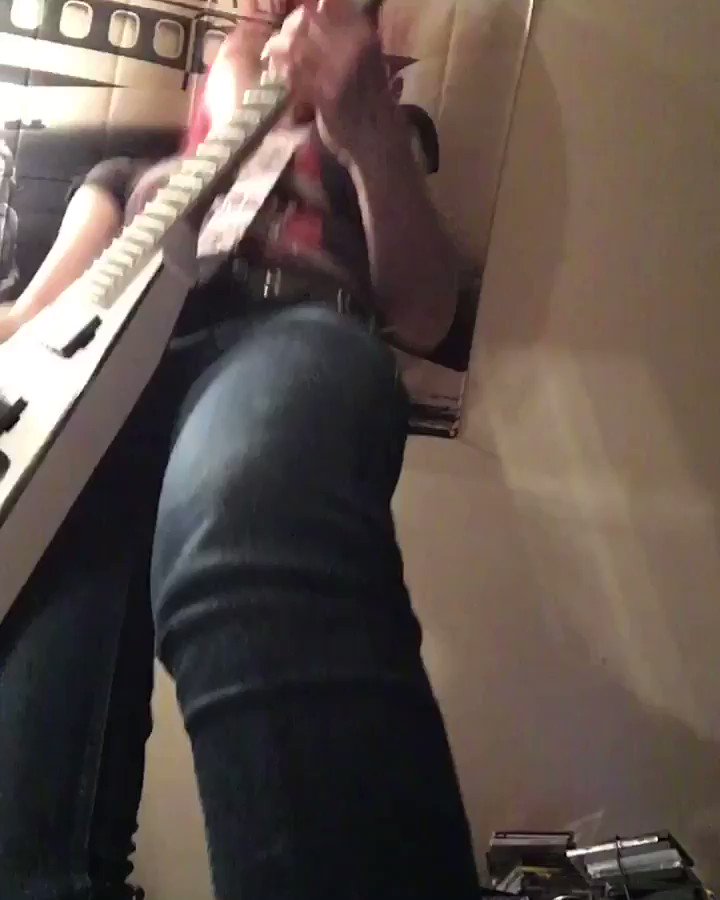 Playing an improvised solo over Paranoid from Ozzy Osbourne’s Tribute album. Happy Friday!! #ozzyosbourne #randyrhoads #zakkwylde #blacksabath #toniiommi #rock #guitar #guitarist #guitarsolo