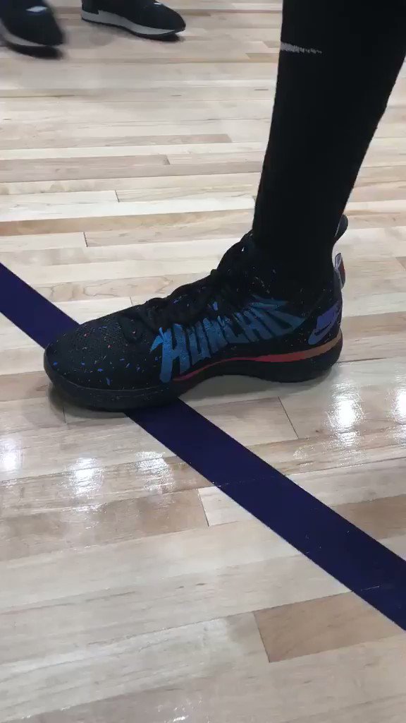 HUNCHO!
@QuavoStuntin's custom shoe game = 💰
