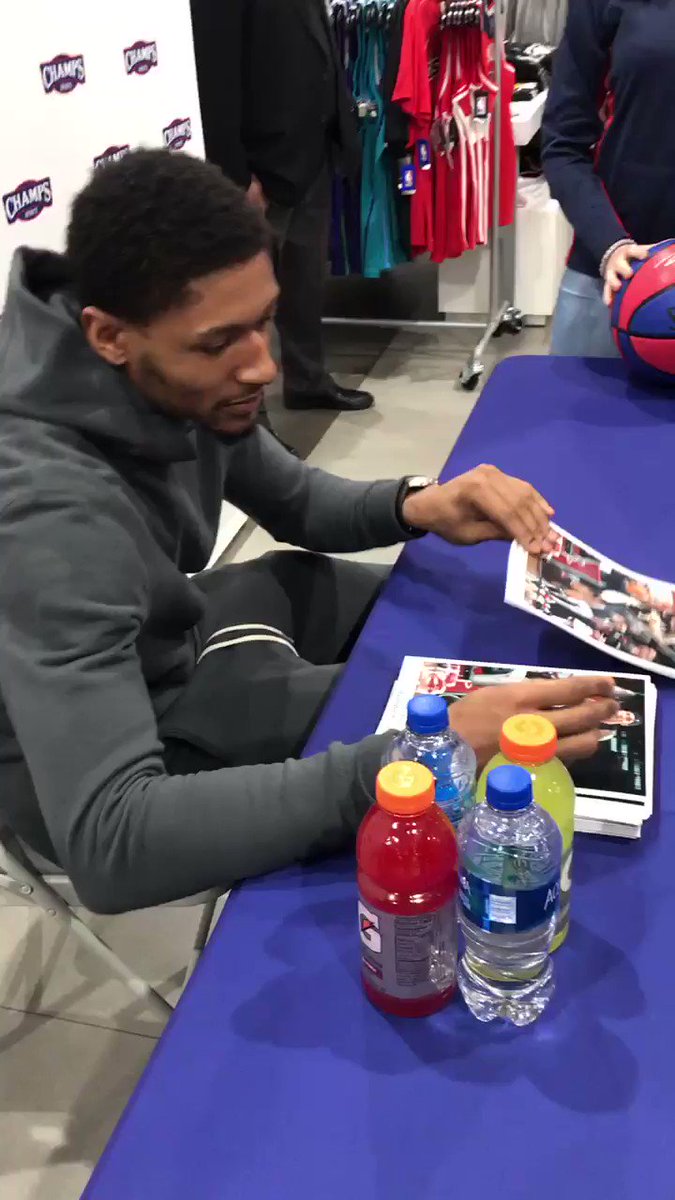 The #DCFamily shows love wherever we go. No surprise to see them first in line to meet @RealDealBeal23. 🖊
#NBAAllStar