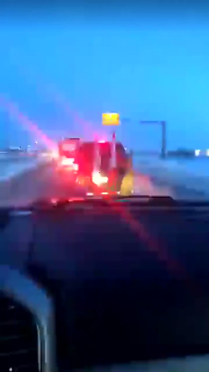 #UNITEDWEROLL pushing on through a small number of Antifa East of #winnipeg. #thesetruckersdontplay #cdnpoli #EastBoundAndDown #yellowvestscanada #pipeline #nocarbontax