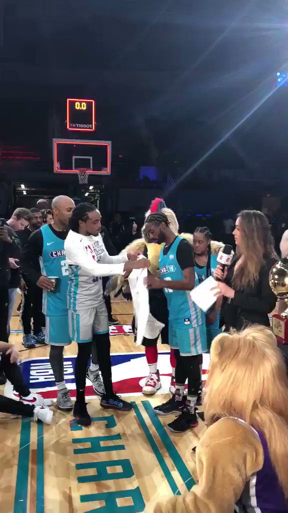 2018 MVP 🔄 2019 MVP
.@QuavoStuntin gave @famouslos32 his MVP shirt after the game.