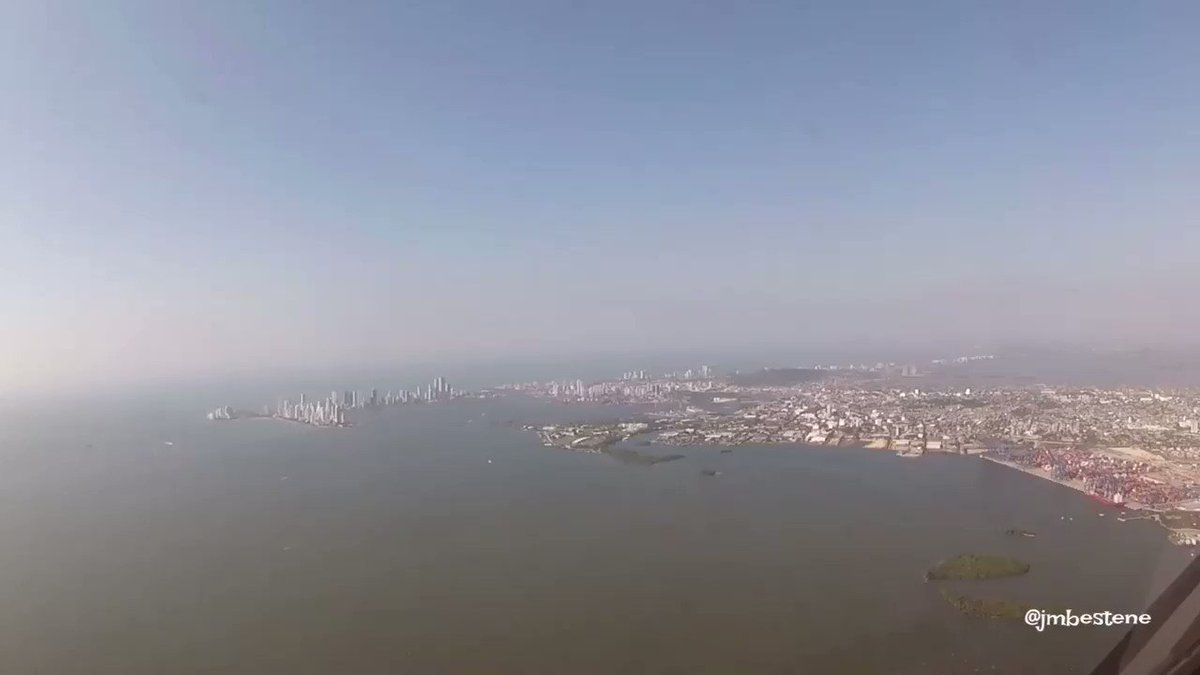 Genial la aproximación final a Cartagena, sobrevolando la ciudad, captada por @jmbestene desde la cabina de un B787 de Avianca