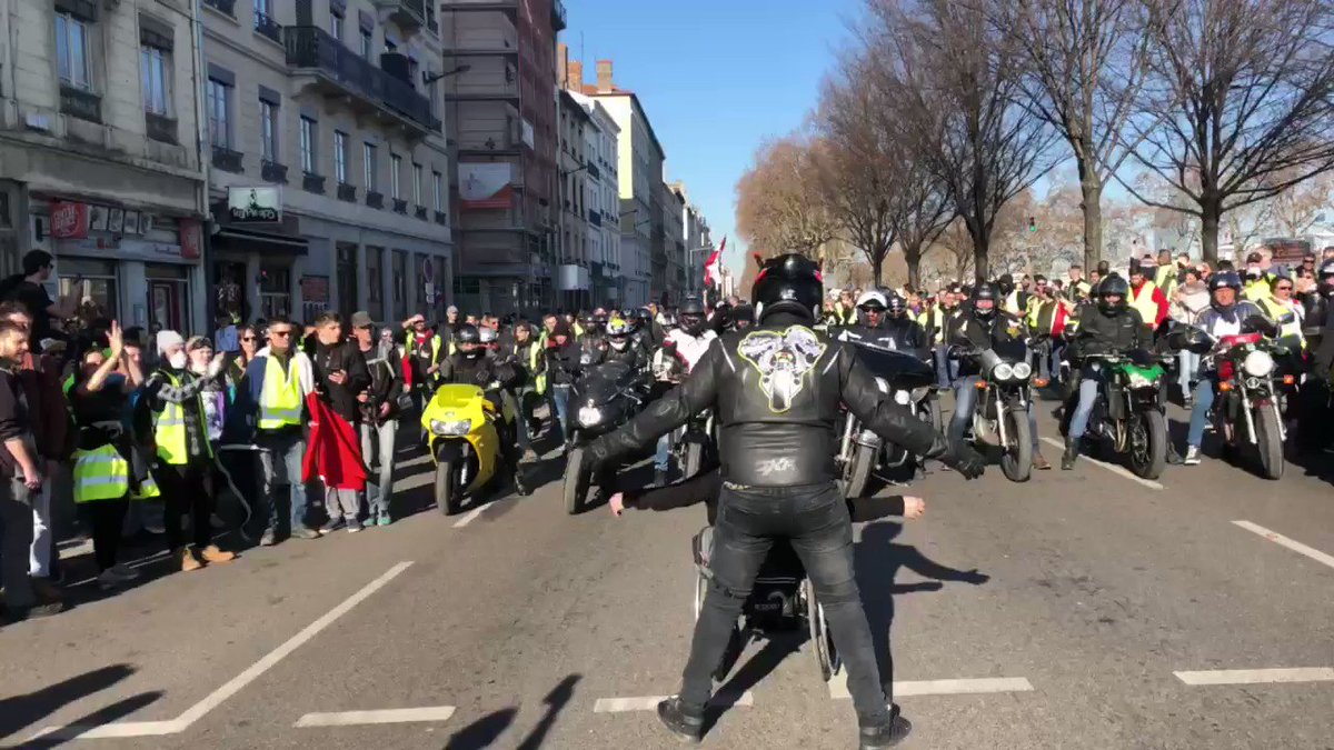 #Lyon: Nice moment with the bikers for #Acte14 #GiletsJaunes #ActeXIV #Yellowvests #France #Macron