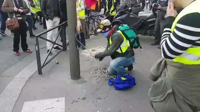 Protesters took down the EU flag and rose up the flag of France in Paris. I’ve been saying for the past 14 weeks that the #GiletsJaunes done with Macron selling out France to the EU and stepping all over the working class! Macron and the EU must go! #GiletsJaunes