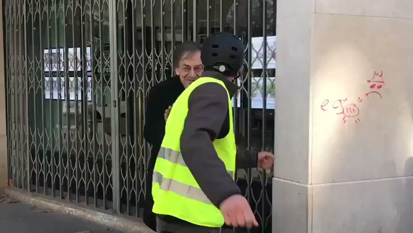 Des #GiletsJaunes croisent Alain Finkielkraut, philosophe français, académicien et juif.
Enchaînement des insultes et du raisonnement :
- Palestine !
- La France est à nous (donc pas aux juifs)
- Sale sioniste (juif)
- Sale race (...)
- Le peuple va te punir
Paris, 2019.