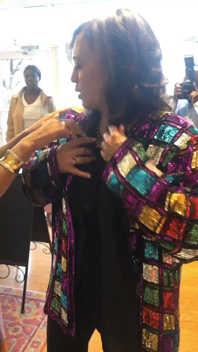 When the campaign trail takes you to a boutique, and @MaeveReston spots a great sequined jacket for @KamalaHarris to try on. #campaignfashionreport