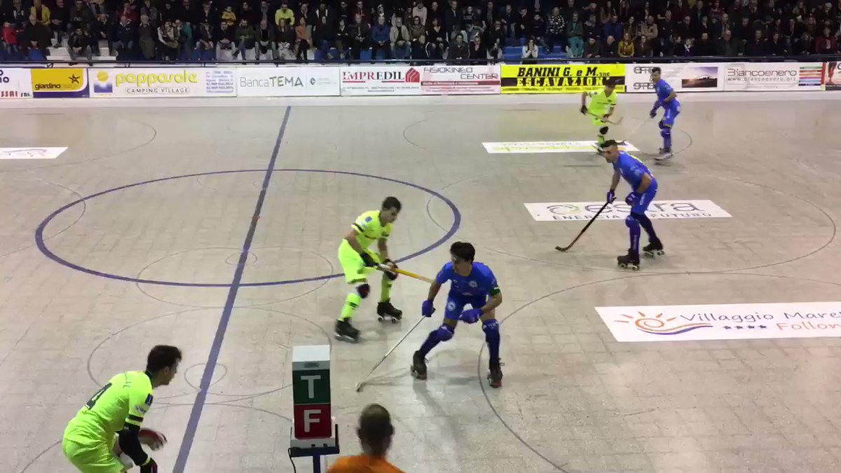 12’: @educastrofcb completa la rotació amb l’entrada de @nil_roca24 @igna_alabart @joao9rodrigues & @4MatiasPascual
🏑 @follohockey 0-0 @FCBhoquei
💻 http://ow.ly/DkAg30nIrX0
🔵🔴 #ForçaBarça #okeuro