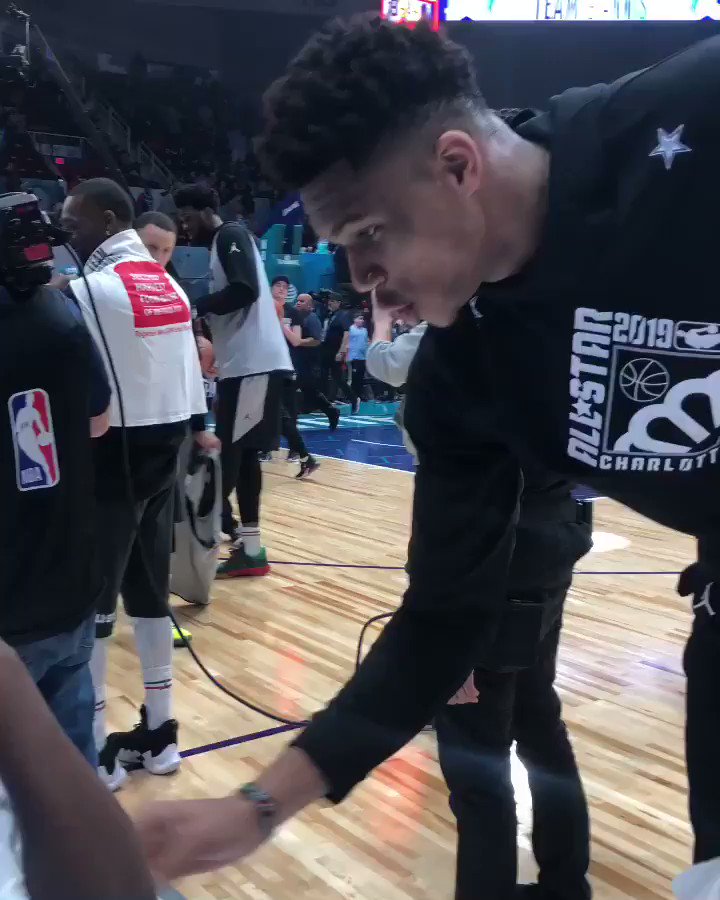 βYou look like an all-star!β
Following #NBAAllStarPractice Presented by AT&T, #TeamGiannis captain @Giannis_An34 gifted his practice jersey! #ThisIsWhyWePlay