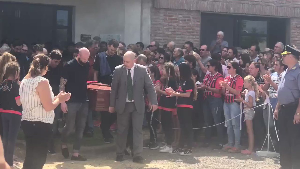 15h. Une haie d'honneur et des applaudissements au passage du cercueil d'Emiliano Sala, porté par son ami Nicolas Pallois. Progreso a veillé l'enfant du pays 8 heures durant.