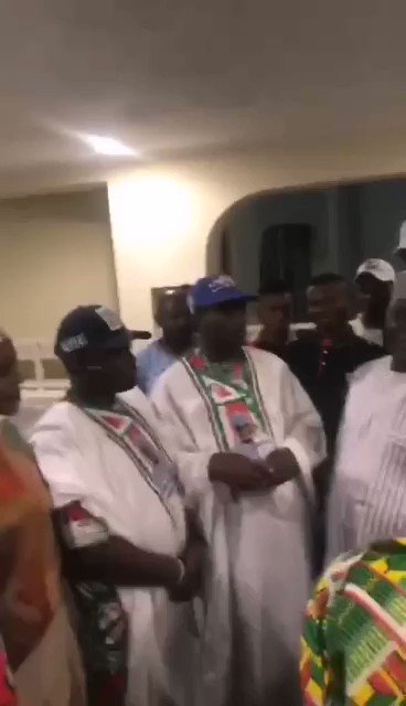 Some @OfficialPDPNig youth leaders updating @atiku on how they settle the different support groups that attend his campaign rallies with 200k Naira per group.
"Sauces" have it that, the #atikuinkano rally was hugely sponsored by that arrangement.
A tactics @KwankwasoRM uses.